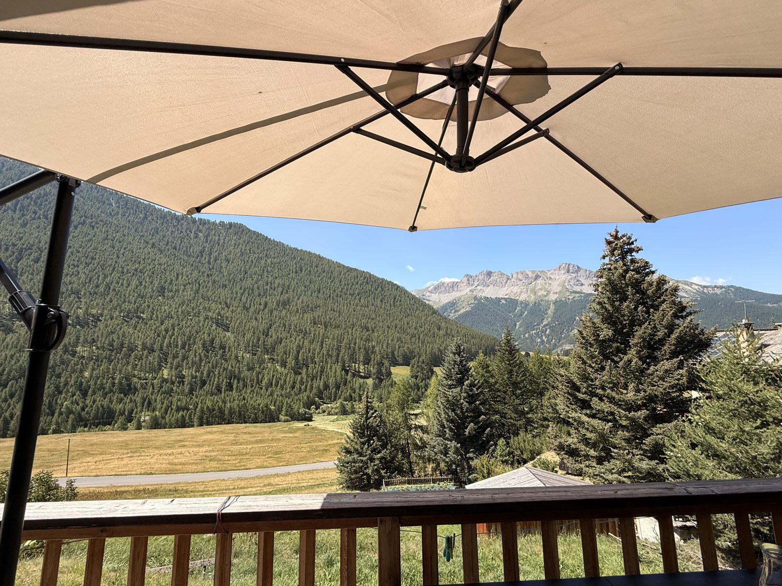 Déjeuner à l'ombre du parasol sur le balcon